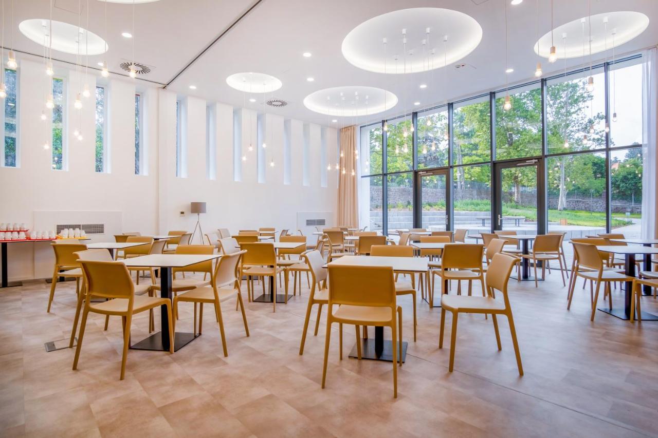 발라톤알마디 Ciszterci Rendezvenykoezpont B&B 외부 사진